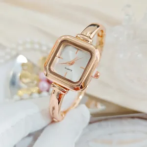 Elegante roségouden vierkante dames horloge quartz, chique minimalistische armband.