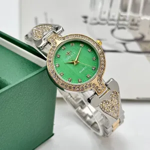 Elegante reloj de cuarzo para mujer con esfera verde, pedrería brillante y pulsera de corazones.
