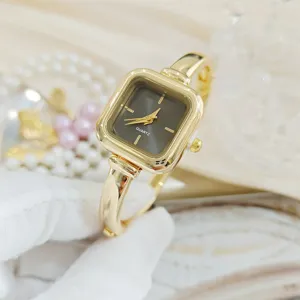 Luxe vierkante quartz horloge voor dames met stijlvolle gouden armband en elegant wijzerplaat.