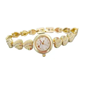 Goudkleurige dames quartz horloge met hartvormige strass armband en klassieke cijferwijzerplaat.