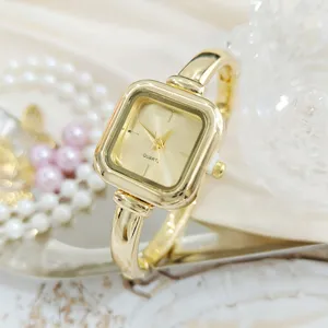 Gouden vierkante armbandhorloge detail, een elegante quartz horloge met minimalistische stijl.
