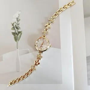 Elegante goldfarbene Damen Quarzuhr mit funkelndem Strass Blatt Armband Design fuer Alltag.