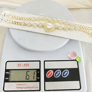 Goldfarbenes Herz Strass Damen Uhr Armband Set Detailansicht, elegante Geschenkidee.