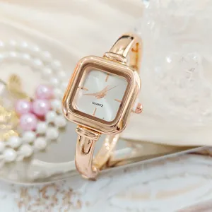 Elegante roségouden dames kwartshorloge met vierkante wijzerplaat en stijlvolle armband.