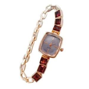 Elegante dames quartz horloge met vierkante wijzerplaat en rode kristallen armband chic.