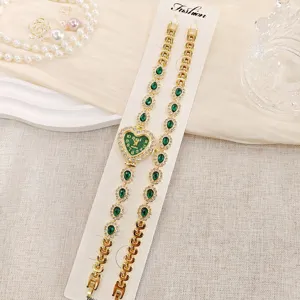 Herzförmiges grünes Strass Damen Uhrenset, detaillierte goldene Kette und glitzernde Kristalle.