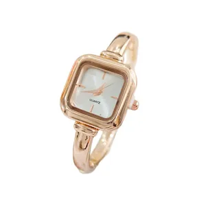 Elegante roségoudene dames kwarts horloge met vierkante kast en stijlvolle armband.