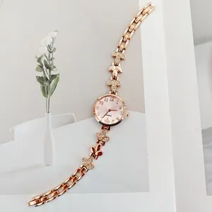 Nahaufnahme der roségoldenen Strass-Quarzuhr mit Blättergliedern und elegantem Zifferblatt.