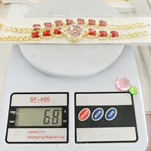 Damen Goldton Uhr und Armband Set mit funkelnden roten Schmetterling Kristallsteinen.