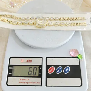 Detailansicht einer luxuriösen Strass Quadratus Damenuhr und Armband Set, sechzig Gramm.