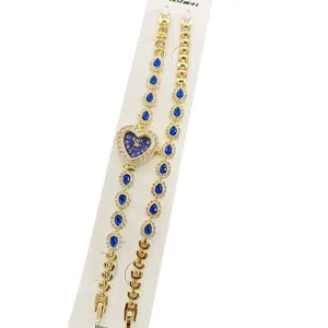 Detailansicht einer goldenen Quarz-Herz-Strassuhr mit blauem Tropfen Armband Set.