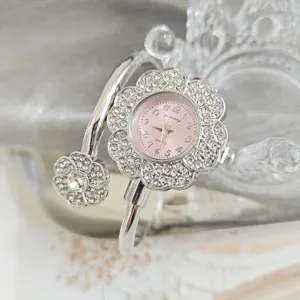 Montre bracelet jonc strass fleur argentée avec cadran rose quartz élégante femme
