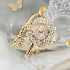 Vue rapprochée détaillée de la montre bracelet quartz strass florale avec cadran rose.