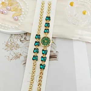 Detailansicht des luxuriösen goldenen Quarzuhr- und grünen Schmetterlingskristall-Armband-Sets.