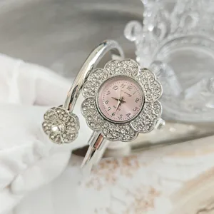 Montre Jonc de Luxe en Alliage Strass Fleur Mode Élégante Quartz Manchette Ouverte Montre-Bracelet pour Femme Bijoux Ornement de Poignet