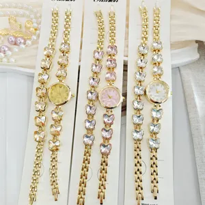 Elegante Schmetterling Kristall Damen Quarzuhr und passendes Armband Set für den Alltag.