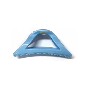 Dettaglio della molletta per capelli triangolare in plastica azzurra con design geometrico.