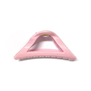 Primo piano dell'elegante molletta per capelli rosa a triangolo con design liscio e resistente.