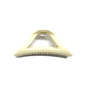 Primo piano dettagliato dell'elegante molletta per capelli triangolare minimalista.