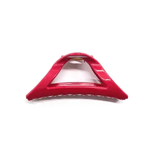 Molletta per capelli a triangolo rosa lucido da donna, accessorio minimalista elegante.