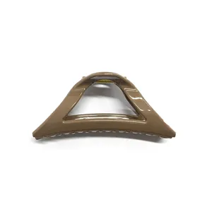 Molletta per capelli a triangolo in plastica marrone, design geometrico semplice per look quotidiano.