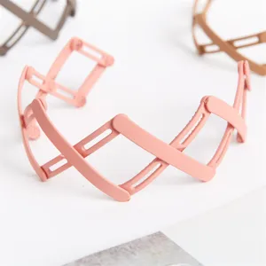Minimalist pink expandable hair hoop for daily styling, elegant and versatile hair accessory.