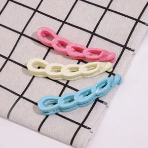 Colorful plastic chain hair claw clip for women, stylish Korean style daily hair styling tool.