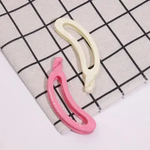 Minimalist banana hair clips set, cute plastic claw clips for women daily hair styling.