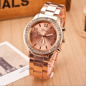 Roségold Quarzarmbanduhr mit Strasslünette, Metall-Gliederarmband und klaren Ziffern.