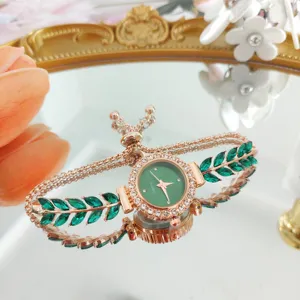 Elegante Damenuhr mit grünen Blattkristallen und verstellbarem Armband in Roségold.