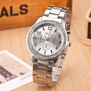 Detailansicht der Edelstahl Strass QuarzUhr, silbernes Zifferblatt mit Chronographen-Totalisatoren.