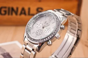 Edelstahl Strass Quarzwatch für Damen und Herren mit klassischem weißem Zifferblatt.