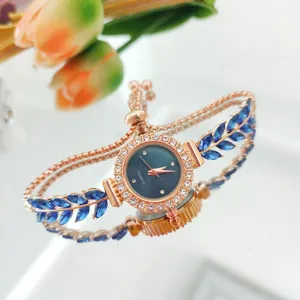Elegante Damen Quarz-Armbanduhr mit blauen Blattkristallen, verstellbarer Kette und Strasssteinen.