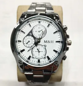 Herren Business Casual Edelstahl Quarzuhr Detail mit weißem Zifferblatt und Chronographen.