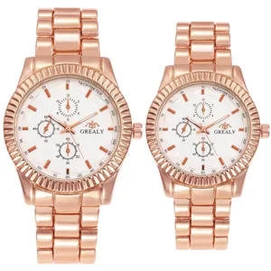 Nahaufnahme von Roségold Partneruhren mit weißen Zifferblättern und edlen Stahlarmbändern.