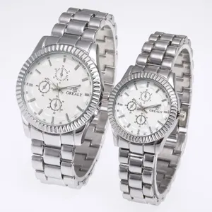 Edelstahl Paar Quarzuhr Set mit weißem Zifferblatt und Chronographen-Hilfszifferblättern.