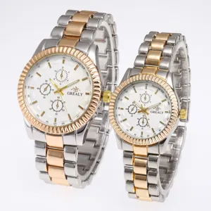 Paar Quarz Uhren Set mit zweifarbigem Edelstahl Armband und Chronograph Zifferblatt Design.