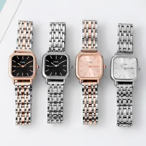 Vista detallada de elegante reloj de cuarzo cuadrado para mujer con correa de metal fina.