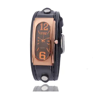 Detailaufnahme der Vintage Damenuhr mit breitem Lederarmband und rechteckigem Zifferblatt.