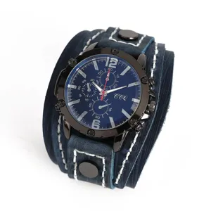 Primo piano dettagliato dell'orologio da polso vintage in pelle con quadrante blu e cuciture.