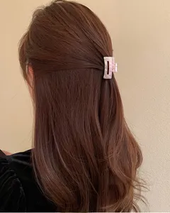 Piccola molletta per capelli quadrata rosa trasparente elegante accessorio per styling.