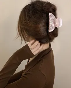 Rosa Strass Acryl Haarklammer für Damen, elegante Haarspende für den täglichen Look und Styling.