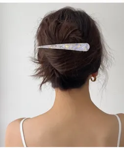 Fermaglio per capelli in acrilico motivo marmo elegante accessorio per donna dettaglio