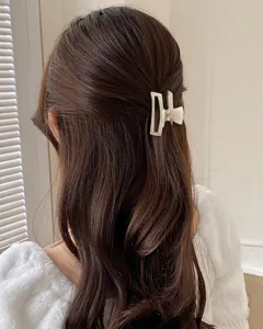 Dettaglio molletta per capelli rettangolare traforata, elegante mini accessorio per acconciature.