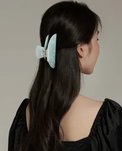Primo piano di un elegante mollettone per capelli in acetato con strass per look chic.