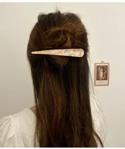 Fermaglio per capelli in acrilico con marmorizzazione unica per donna dettaglio stile.