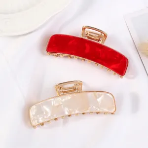 Set di mollette per capelli a mezzaluna in acrilico con bordo metallico, accessorio elegante.