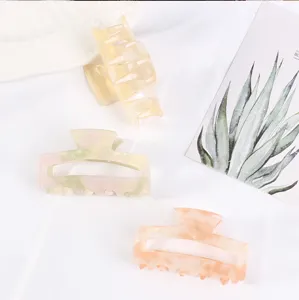 Set di mini mollette per capelli con design traforato in colori pastello per lo styling.