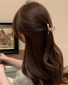 Piccola molletta per capelli in acrilico con motivo tartarugato retrò chic per acconciature.