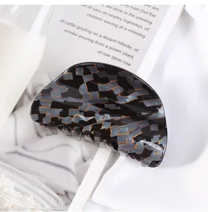 Vista dettagliata dell'elegante molletta per capelli in acrilico con motivo geometrico quotidiano.